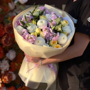 Букет "Секрет" из ароматных маттиол, диантусов, кустовых пионовидных роз и хризантем Момоко в Люберцах