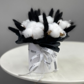 Композиция в шляпной коробке мини "Чикатуха" из хлопка и лагуруса в Люберцах