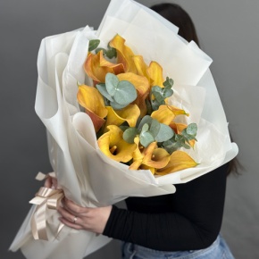 Букет из 17 оранжевых калл с эвкалиптом в Люберцах