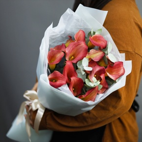 Букет из 17 нежных калл с эвкалиптом в Люберцах