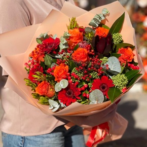 Букет "На заре" из роз, калины, скиммии, гиперикума, сафари, гербер и капса в Люберцах