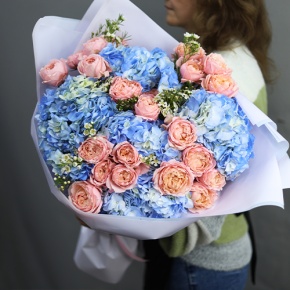 Букет "Тону в твоих глазах" из кустовых пионовидных роз Джульетта, хамелациума и гортензий в Люберцах