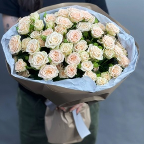Нежный букет из 17 кремовых кустовых роз (60 см) в Люберцах