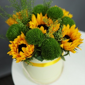 Композиция в шляпной коробке из подсолнухов и диантусов люкс в Люберцах