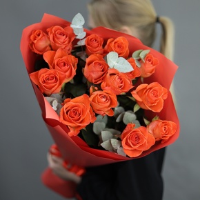 Букет из 15 морковных роз с эвкалиптом (70 см) в Люберцах