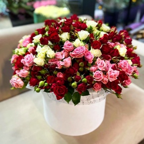 Композиция в шляпной коробке из 101 кустовой розы микс (50 см) в Люберцах