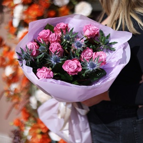 Букет "Базилио" из роз Меритим и веточек эрингиума в Люберцах