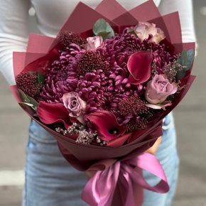 Букет "Импульс" из скиммии, калл, роз и хризантем Бигоуди в Люберцах