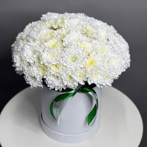 Композиция в шляпной коробке "Виолетта" из кустовых хризантем в Люберцах