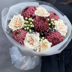 Букет "Всё что тебе касается" из хризантем Бигоуди, роз Эквадор Квиксенд и гиперикума в Люберцах