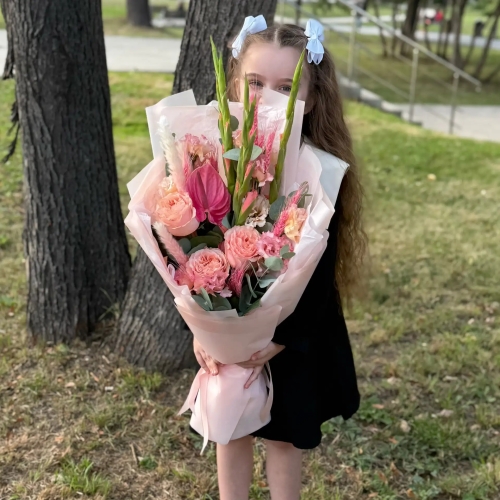 Букет на 1 сентября с гладиолусами, розами и антуриумом в Люберцах