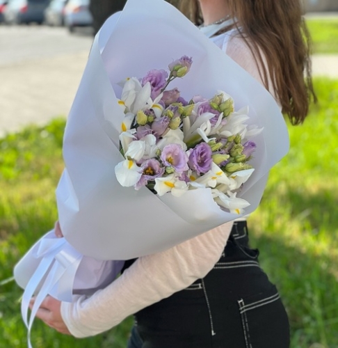 Букет "Вива ла дива" из эустом и ирисов в Люберцах