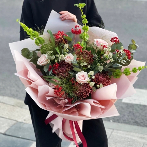 Букет "Вернисаж" из калины, хризантем Бигоуди, молюцеллы, паникума, роз и астранции в Люберцах