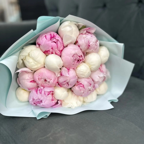 Микс из 19 бело-розовых пионов в Люберцах