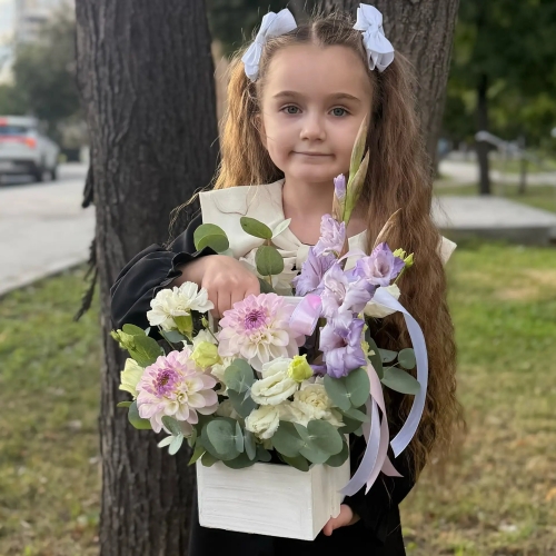 Композиция с георгинами на 1 сентября в белом ящике в Люберцах