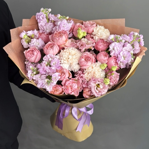 Букет "Амели" из ароматных маттиол, пионовидных кустовых роз Джульетта  эустом и диантусов в Люберцах