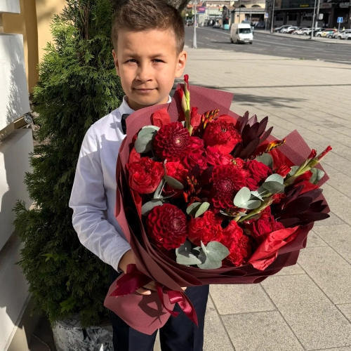 Букет с георгинами, розами и леукадендроном в Люберцах