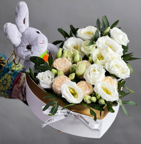 Композиция в коробке сердца из шоколадных пионов и эустом в Люберцах